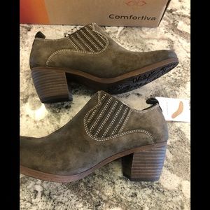 NWT Ankle Booties by Comfortiva 9M